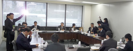 テレビ局などマスメディアの取材も入った検討委員会。正面中央が座長に選出された倉田毅富山県衛生研究所所長