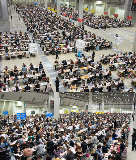 壮観！　2000人を超す受験者で、東京・ビッグサイトはいっぱい（東京試験会場）