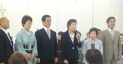 新役員を代表して挨拶する野田皆子全日本美容講師会会長