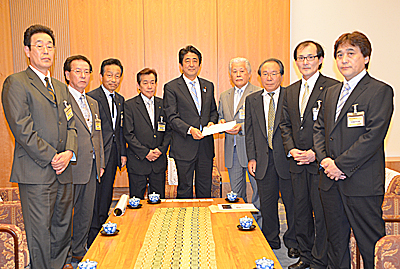 安倍首相を囲み記念写真におさまる山口県理容組合の役員。首相の右が角野悦雄理事長