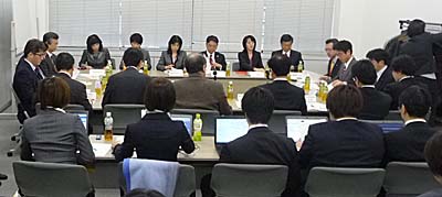 15人の委員と、経産省から富田商務情報政策局長の他に担当3課長、2室長が参加した「サービス産業の高付加価値化に関する研究会」